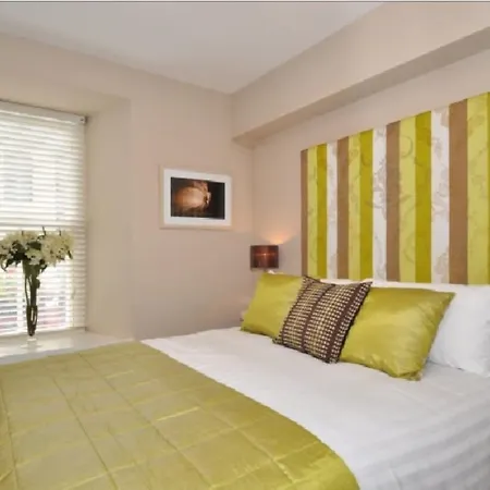 7 Cross Street 4*