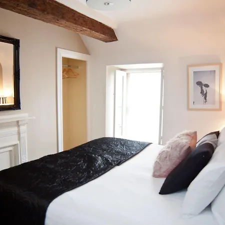 7 Cross Street 4*